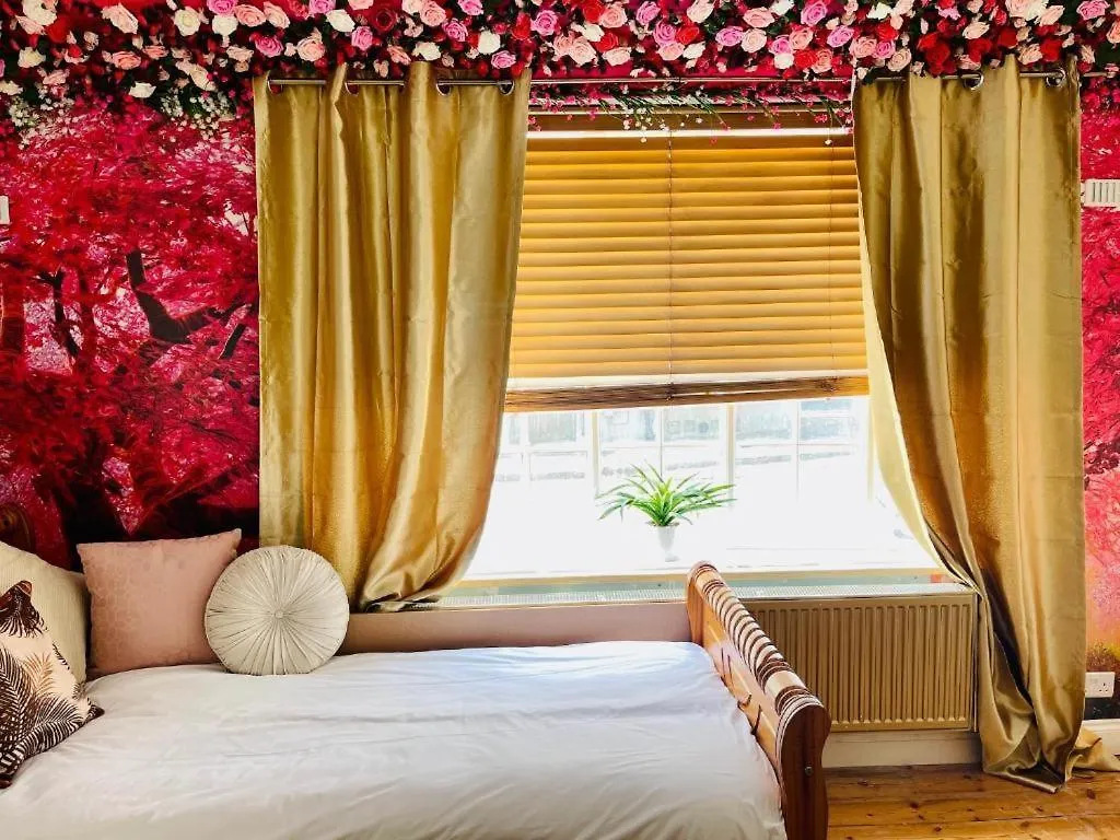 Seafront Party Houses For Hens, Stags & Groups Brighton Apartment