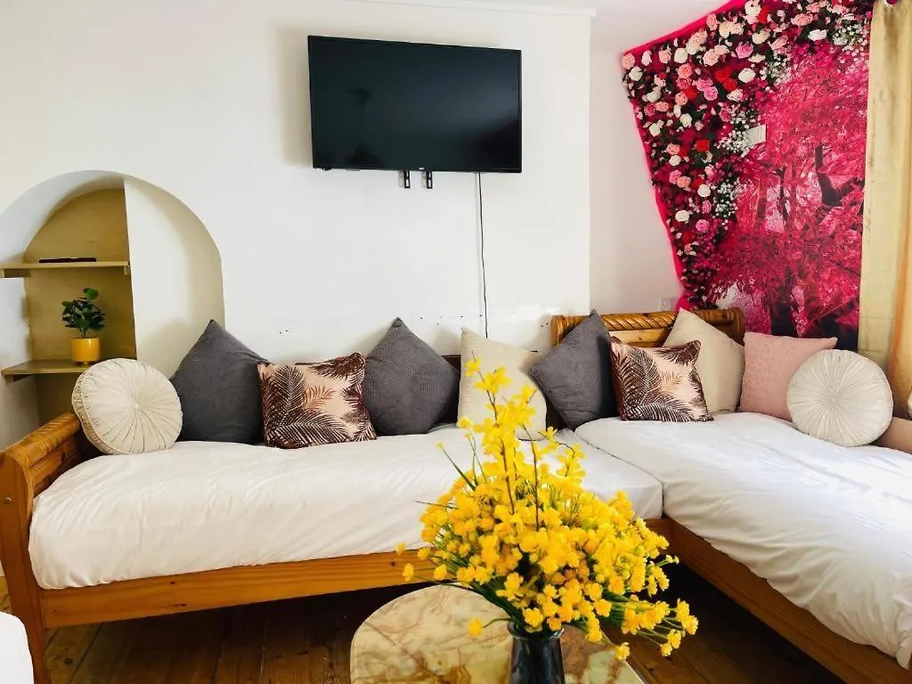 Seafront Party Houses For Hens, Stags & Groups Brighton Apartment