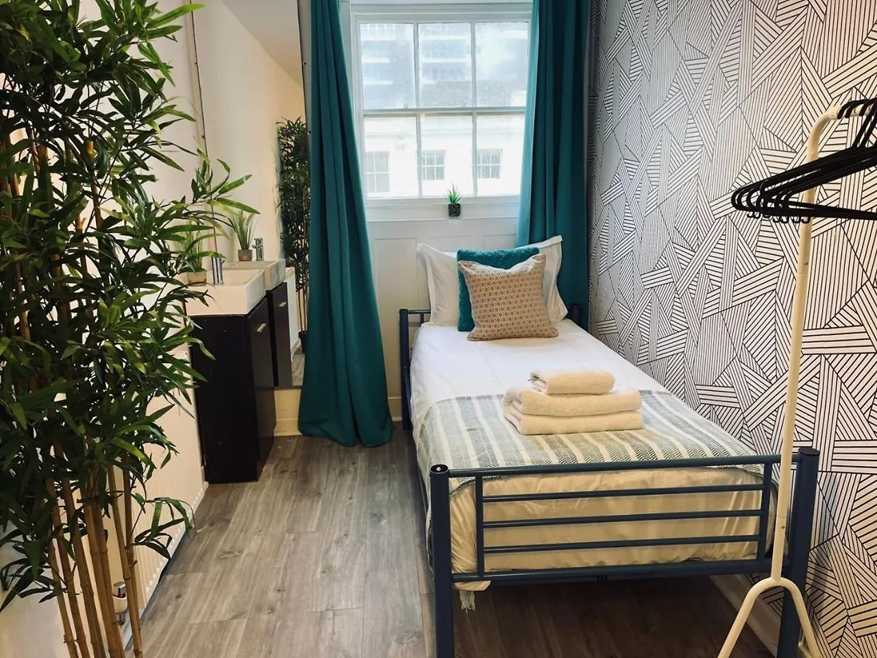 Apartment Seafront Party Houses For Hens, Stags & Groups Brighton